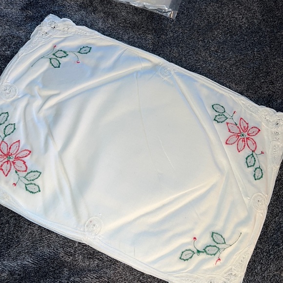 PLACEMAT & NAPKIN FOUR (4) PIECE SET POINSETTIA VINTAGE BATTENBURG LACE JABARA - Picture 4 of 9